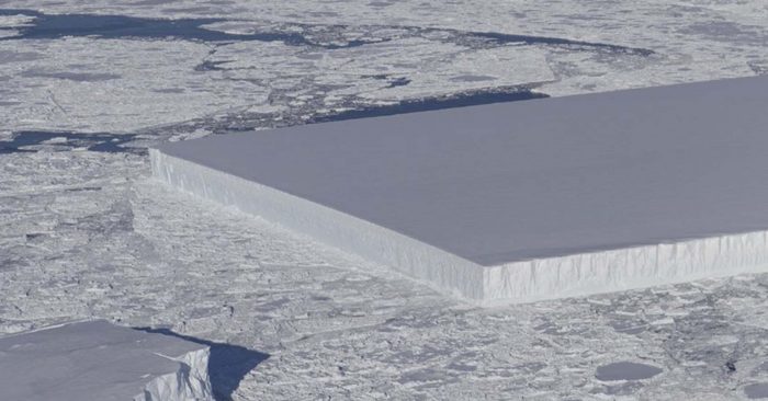 Tảng băng trôi hình chữ nhật nổi trên biển Weddell, ngoài khơi Nam Cực. (Ảnh: NASA)