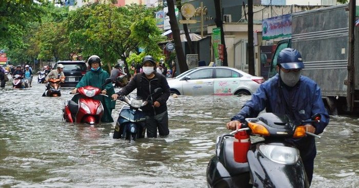 Do ảnh hưởng của mưa bão, Sài Gòn chìm trong biển nước. Các ngả đường vào trung tâm thành phố ngập nước, ùn tắc, xe chết máy la liệt.
