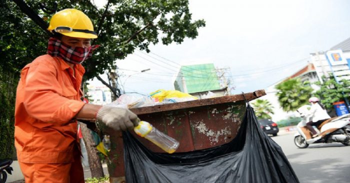 Nhân viên môi trường TP HCM phân loại rác sau khi thu gom. (Ảnh: Hữu Khoa)