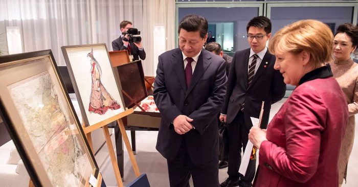 Thủ tướng Merkel bên tấm bản đồ tặng cho Chủ tịch Tập Cận Bình.