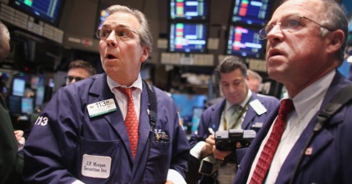 Các nhà giao dịch cổ phiếu trên sàn NYSE ở New York, Mỹ.