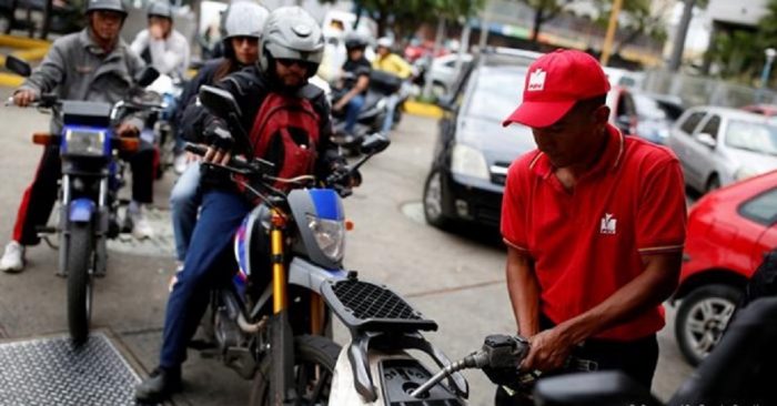 Người dân Venezuela xếp hàng dài mua xăng. (Ảnh: Reuters)
