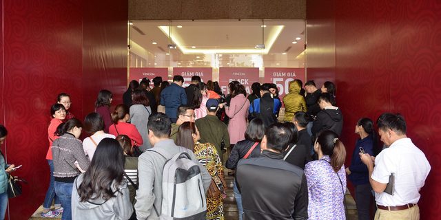 Sáng nay 23/11, hàng nghìn tín đồ shopping đổ xô về một trung tâm thương mại trên đường Bà Triệu (Hà Nội) để săn đồ giảm giá.