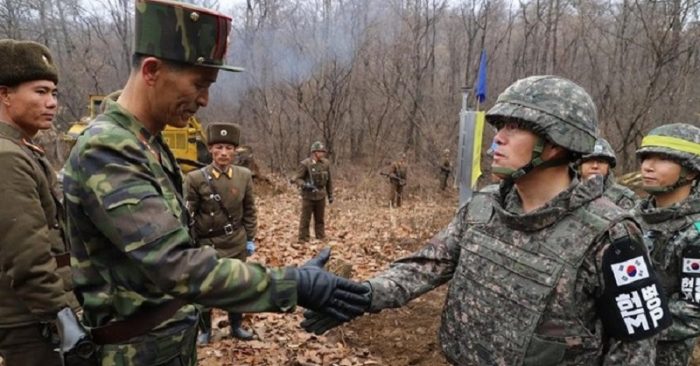 Quân đội Hàn Quốc và Triều Tiên bắt tay nhau sau khi con đường mới mở qua khu vực chiến sự ác liệt khi xưa được kết nối trên cao điểm ở Cholwon. (Ảnh: YONHAP)