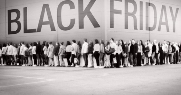 Nhan viên bán hàng tiết lộ bí mật đen tối về ngày Black Friday. (Ảnh: Internet)