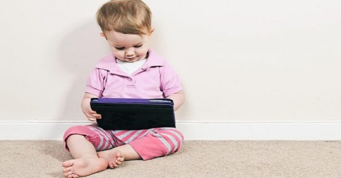 Thiết bị điện tử gây nguy hại tới sức khỏe của trẻ em. (Ảnh: Internet)