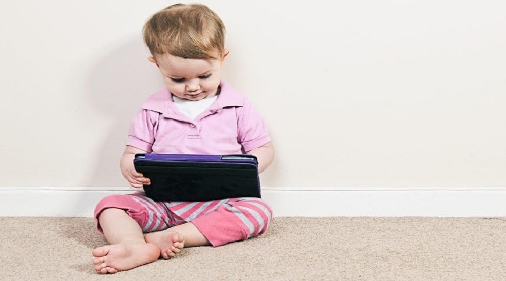 Liên tục sử dụng iPad và xem tivi, bé gái 6 tuổi lên cơn động kinh và liệt tay trái