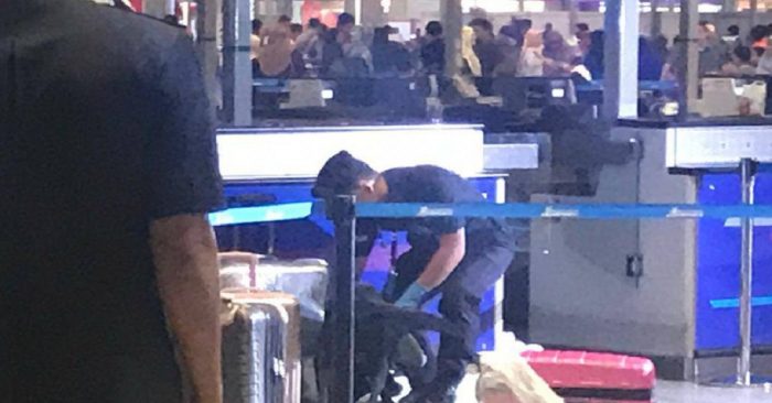 Cảnh sát Malaysia kiểm tra hành lý của hai hành khách bị tạm giữ .Ảnh: Internet)