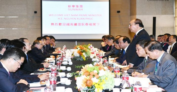 Thủ tướng và đại diện các doanh nghiệp Trung Quốc tại buổi tọa đàm.(Nguồn: Internet)