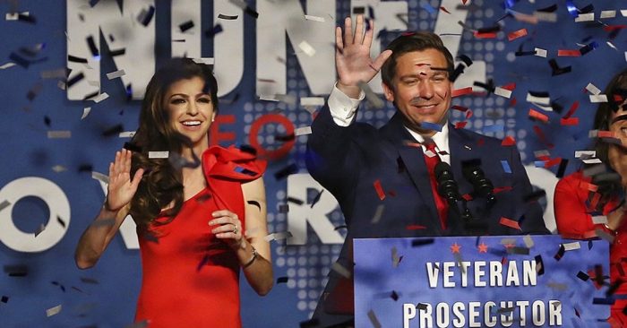 Ron DeSantis và vợ Casey chào mừng với chiến thắng cuộc đua Thống đốc Florida trong bữa tiệc của DeSantis tại Trung tâm Rosen ở Orlando, bang Florida, ngày 6/11/2018.