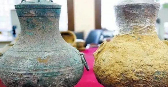 Hai chiếc bình đồng cổ được tìm thấy trong khu mộ. (Ảnh: Baidu)