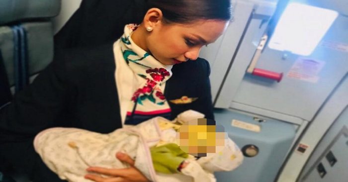 Nữ tiếp viên Partisha Organa cho em bé bú nhờ ngay trên chuyến bay.(Nguồn: Internet0