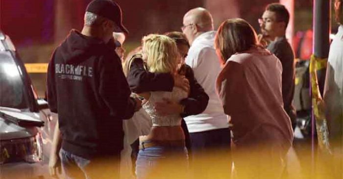 Mọi người an ủi nhau tại hiện trường vụ xả súng quán bar ở hạt Ventura, California, Mỹ. (Ảnh qua Dailyhunt)