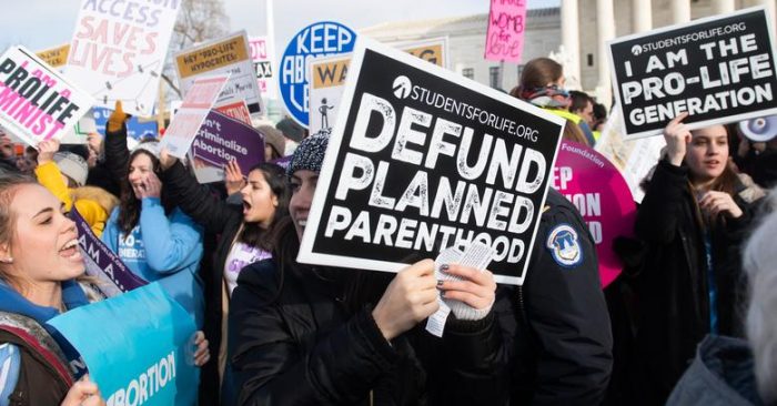 Các nhà hoạt động chống phá thai tham gia vào Tuần hành bảo vệ sự sống, một sự kiện thường niên để kỷ niệm Roe v. Wade, bên ngoài Tòa án Tối cao Hoa Kỳ ở Washington, D.C., vào ngày 18 tháng 1. (Ảnh: Saul Loeb/AFP/Getty Images)