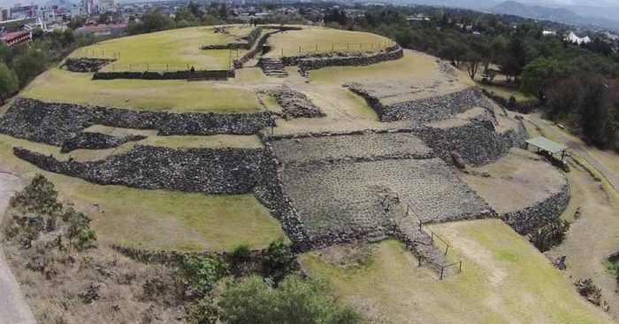 Những gì còn sót lại của thành phố Cuicuilco - nơi bị chôn vùi và chìm sâu trong đống dung nham. Nhưng một kim tự tháp tròn có các thiết kế của một nền nông nghiệp vẫn an toàn với dòng dung nham chảy xung quanh. (Ảnh qua ActualMX)