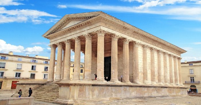 Ngôi đền La Mã Maison Carrée nổi tiếng, được xây dựng từ thế kỷ thứ 1. Có thể người La Mã đã sử dụng công nghệ siêu vật liệu để xây dựng các tòa nhà quan trọng, giúp chúng an toàn nếu có động đất xảy ra. (Ảnh qua MSN.com)