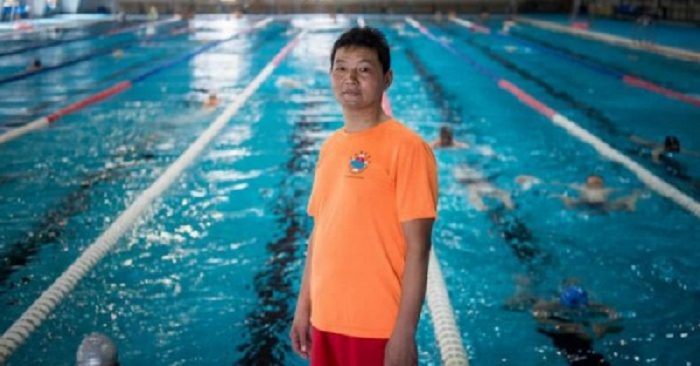 Ông Zhu Biwu lúc còn làm nhân viên cứu hộ tại bể bơi. (Ảnh: One Day One Life / qq.com)