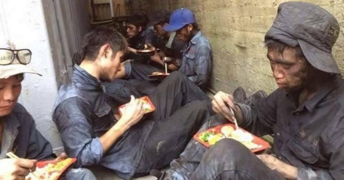 Giờ cơm trưa của những công nhân lao động chui tại Hàn Quốc. (Ảnh qua XKLĐ Hàn Quốc)