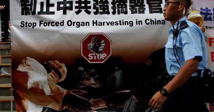 Một tấm áp phích của học viên Pháp Luân Công ở Hong Kong ghi là: "Hãy dừng việc thu hoạch nội tạng ở Trung Quốc". (Ảnh: Reuters)
