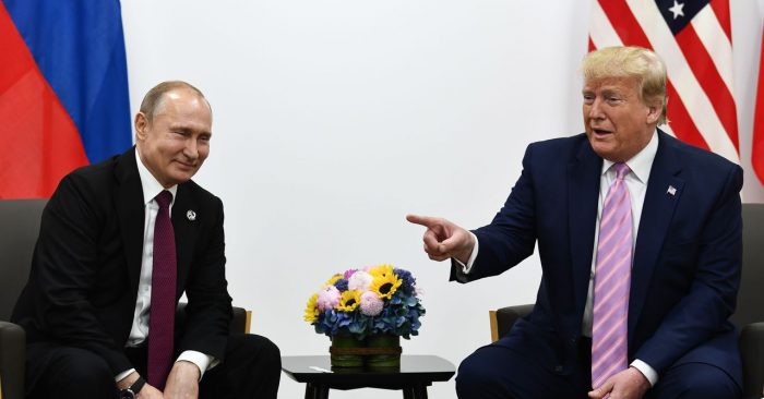 Ông Trump bông đùa với ông Putin. (Ảnh: AFP)