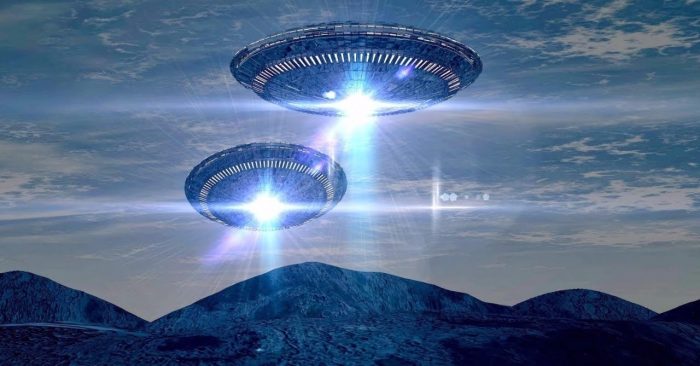 Nhiều nhà khoa học đã thử đưa ra các giả thuyết về phương pháp di chuyển của các UFO. (Ảnh qua Snopes.com)
