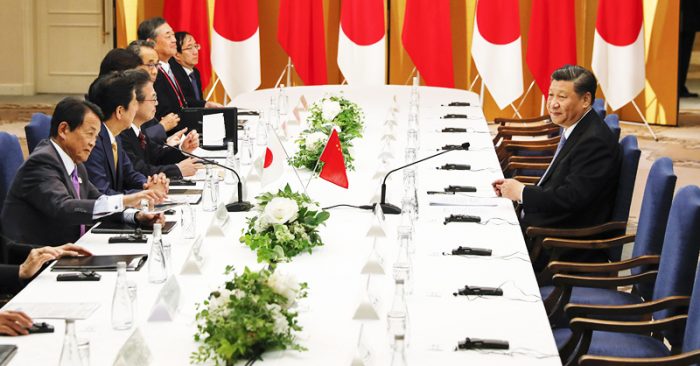 Ông Tập lẻ loi ngồi ở một bên dãy bàn hội nghị đối diện với ông Abe và các quan chức Nhật Bản khác chỉ vì đoàn đại biểu Trung Quốc đến muộn.