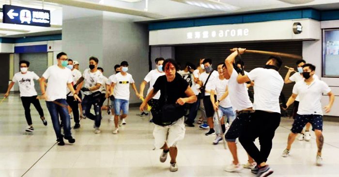 Có ít nhất 36 người bị thương trong vụ bạo lực tại nhà ga đường sắt đô thị Yeun Long của Hong Kong, diễn ra vào khuya 21/7.