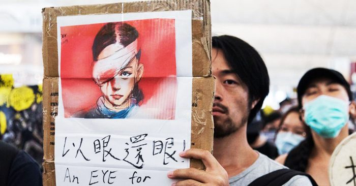 Người biểu tình Hồng Kông đeo băng gạc thẫm đỏ để tỏ sự đồng lòng với một người biểu tình bị bắn vào mắt trước đó.