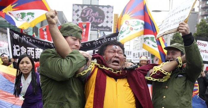 Lính Trung Quốc khống chế sư Tây Tạng. Đây là 1 hoạt cảnh trong cuộc biểu tình Tây Tạng tại Đài Loan (12/3/2011) nhân 52 năm Tây Tạng bị Trung Quốc chiếm.