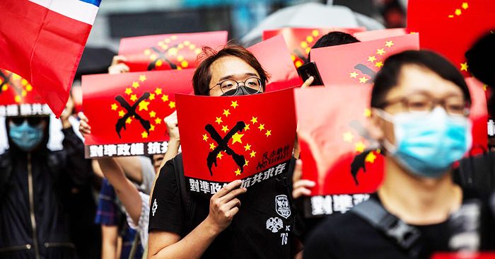 Nhiều người tuần hành Hồng Kông hôm Chủ Nhật (29/9) đã cầm 'cờ Chinazi', một phiên bản của lá cờ Trung Quốc được biếm họa.
