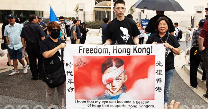 Người Hồng Kông đến trước Đại sứ quán Trung Quốc tại Washington DC để giăng biểu ngữ “Khôi phục Hồng Kông, Cách mạng thời đại”.