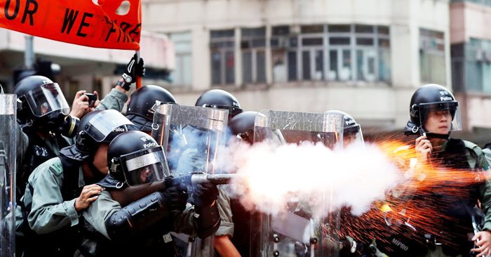 Từ khi diễn ra hoạt động phản đối dự luật dẫn độ đến nay, cảnh sát Hồng Kông vẫn bị nghi ngờ là đã lạm dụng bạo lực.