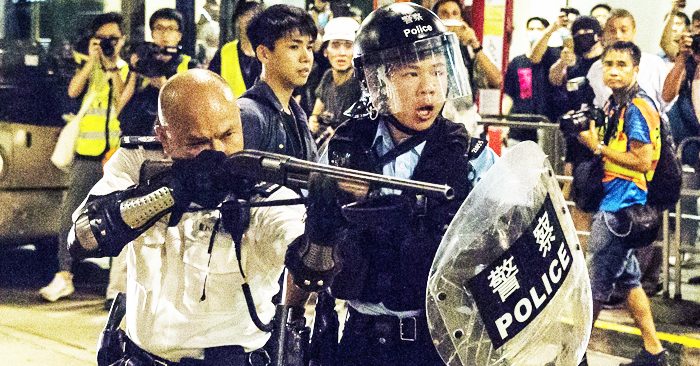 Cảnh sát Hồng Kông trong cuộc phản đối dự luật dẫn độ. (Ảnh: Vision Times)