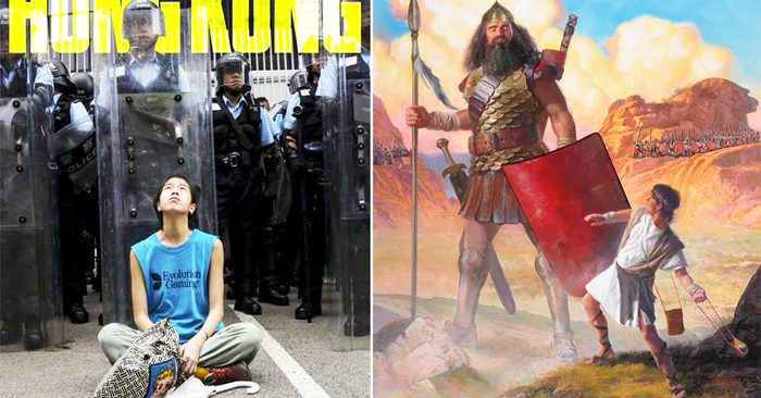 Những người biểu tình Hồng Kông tay không tấc sắt, đứng cầm dù đối mặt với phía cảnh sát được trang bị toàn bộ vũ trang khiến người ta liên tưởng đến câu chuyện của ba ngàn năm trước. (Ảnh: TH)