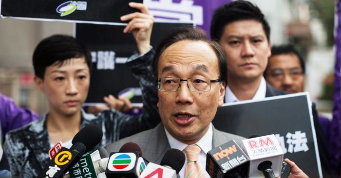 Chủ tịch Đảng Công dân Hồng Kông Lương Gia Kiệt (Alan Leong Kah-kit) nghi ngờ việc bà Lâm Trịnh Nguyệt Nga rút lại dự luật dẫn độ là có ‘có ý đồ xấu’. (Ảnh: Los Angeles Times)