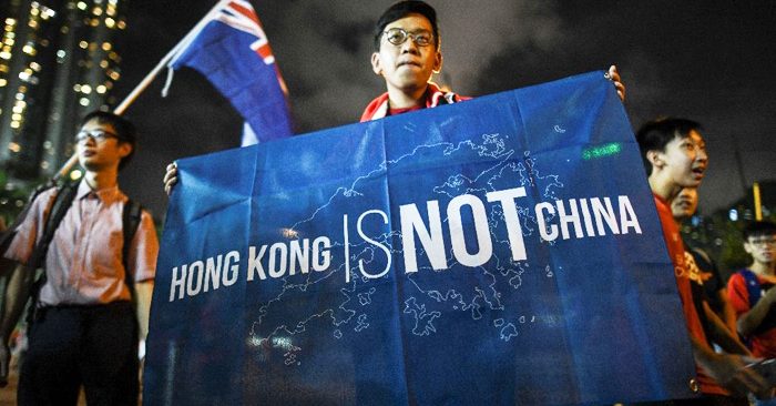 Người biểu tình Hồng Kông giương cao tấm bảng khẳng định "Hồng Kông không phải Trung Quốc".