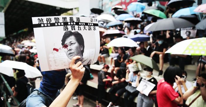 Trưởng Đặc khu Hồng Kông Lâm Trịnh Nguyệt Nga công bố “Luật Cấm che mặt” đã gây ra làn sóng phẫn nộ từ người biểu tình.