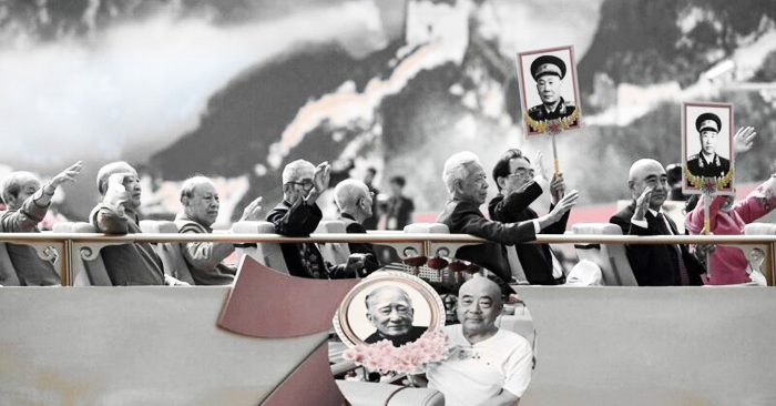 Tròn 70 năm ngày 'quốc thương' của ĐCSTQ, Bạc Hy Thành, em trai của Bạc Hy Lai, xuất hiện trong buổi diễu hành, giơ cao bức hình cha của ông là Bạc Nhất Ba. (Ảnh: NTDTV)