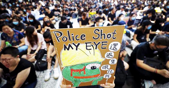 Với sự leo thang trấn áp bạo lực không điểm dừng của chính phủ Hồng Kông và ĐCSTQ, áp lực đối với người biểu tình cũng tăng lên.