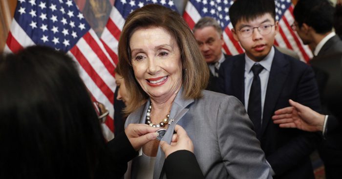 Chủ tịch Hạ viện Nancy Pelosi mạnh mẽ kêu gọi các nhà lập pháp của cả hai đảng hãy đoàn kết ủng hộ cuộc chiến của người Hồng Kông. (Ảnh: SCMP)