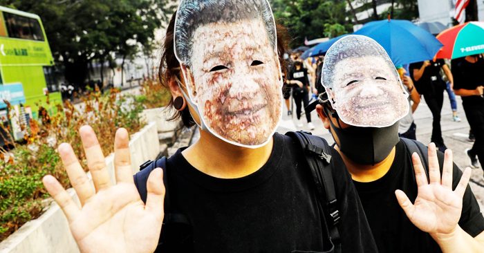 Người biểu tình Hồng Kông đeo mặt nạ hình Chủ tịch Trung Quốc Tập Cận Bình, bất chấp lệnh cấm đeo mặt nạ nơi công cộng
