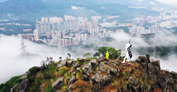5 giờ sáng ngày 13/10/2019, hơn 20 nhân sĩ Hồng Kông đã đưa tượng Nữ thần Dân chủ Hồng Kông lên núi Sư tử.