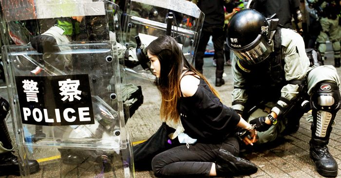 Một người biểu tình Hồng Kông bị bắt hôm 6/10.