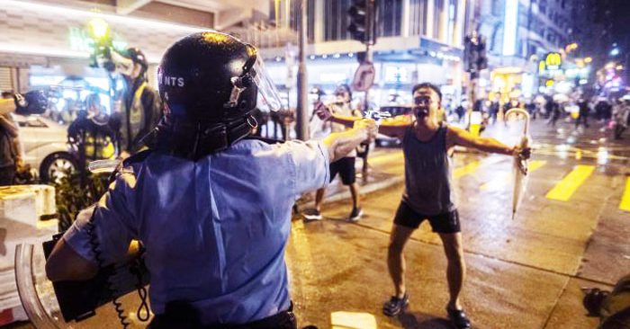 Mục sư Anthony, người được ví là Tank Man Hồng Kông vì đứng ra chặn họng súng của cảnh sát Hồng Kông.