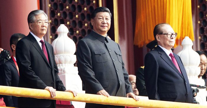 Ông Tập Cận Bình (giữa) cùng cựu Chủ tịch Trung Quốc Hồ Cẩm Đào (trái) và Giang Trạch Dân trong buổi lễ.