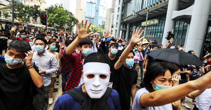 Bắt đầu từ đêm nay 4/10, người Hồng Kông sẽ không được mang mặt nạ khi đi biểu tình. (Ảnh: SCMP)