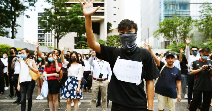 Hôm Thứ Sáu, 4 Tháng Mười, người tranh đấu Hồng Kông phản đối lệnh cấm che mặt của chính quyền.