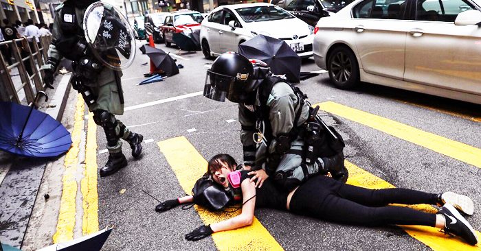 Cảnh sát Hồng Kông liên tiếp lạm dụng bạo lực để trấn áp người biểu tình phản đối dự luật dẫn độ.