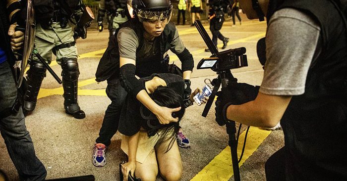 Cảnh sát Hồng Kông thường xuyên bắt giữ người biểu tình là nữ để làm trò tiêu khiển.