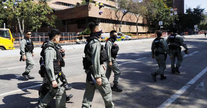 Cảnh sát Hồng Kông đứng gác ngoài khuôn viên Đại học Bách khoa đã rút đi sau 13 ngày bao vây.